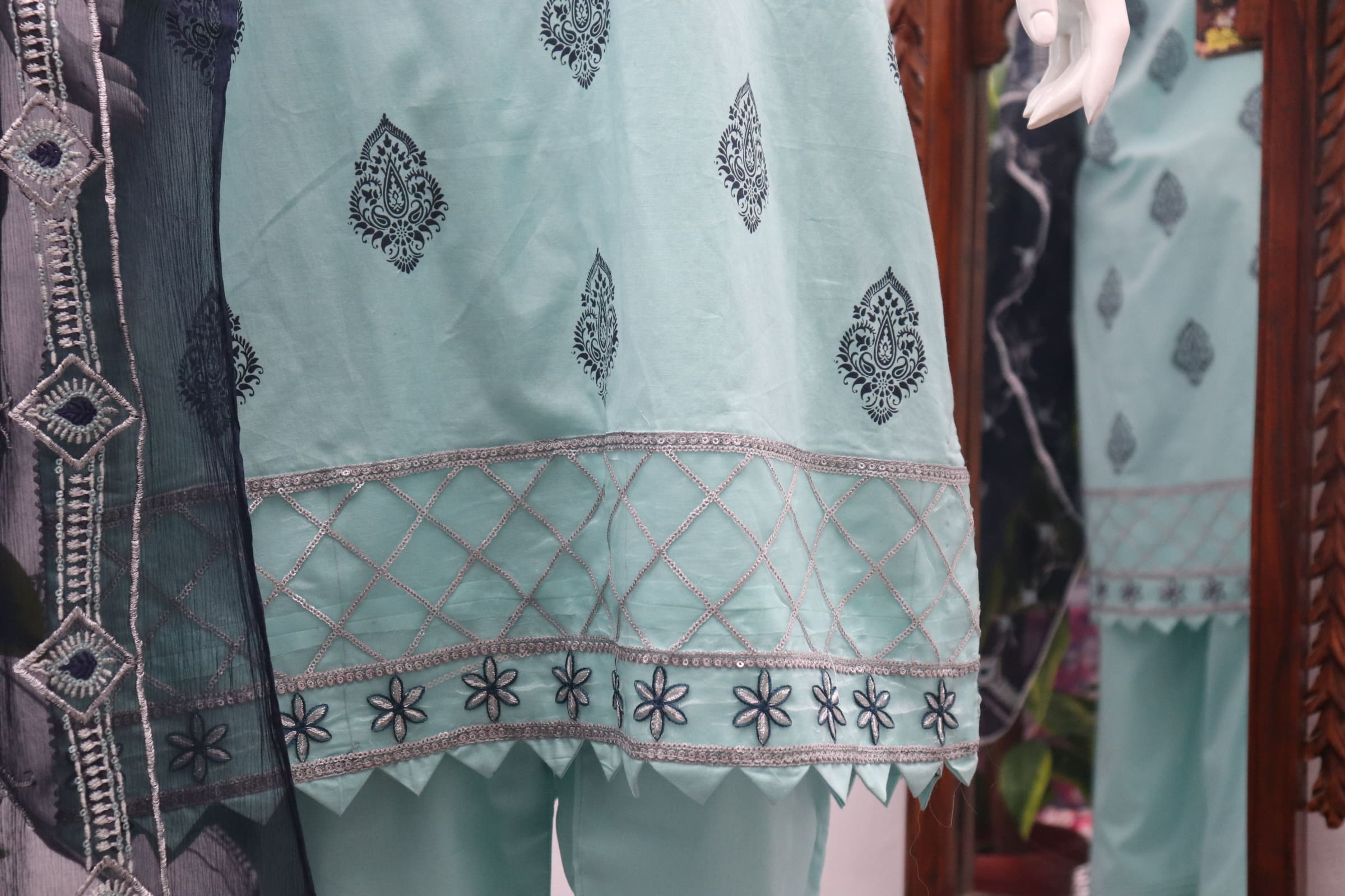 Pure Lawn Stuff Table Print & Embroidery Design 3 Pieces - Image 4